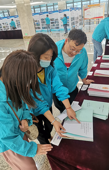 xiao 認真學(xué)習、翻閱新《安全法》15.jpg